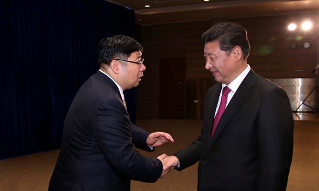 Xi Jinping, General Secretary of the Communist Party of China and President received President  Li Yong cordially, shaked hands and talked with him.